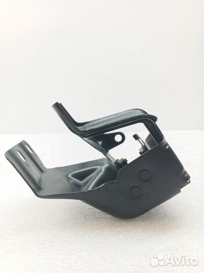 Кронштейн передней панели правый Mercedes-Benz