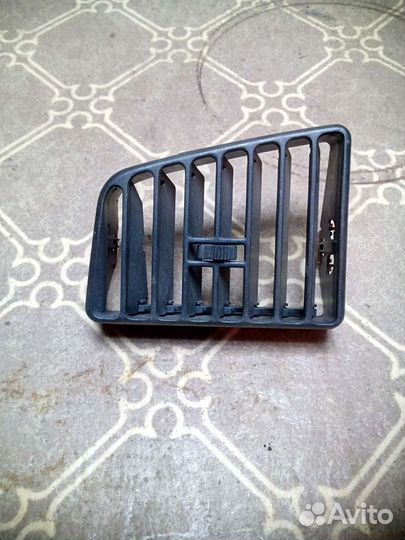 Левый дефлектор печки на Пассат Б 3