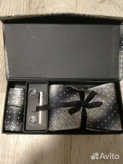 Галстук в подарочной коробке, запонки, держатель