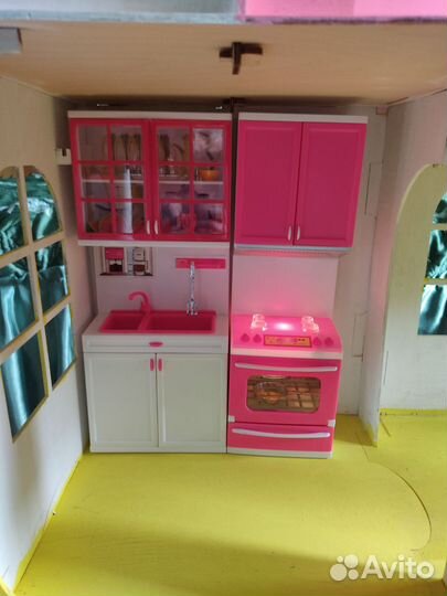 Большой кукольный домик с мебелью