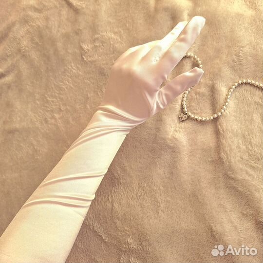 Белые атласные перчатки