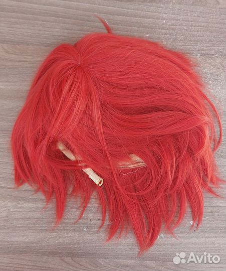 Красный парик