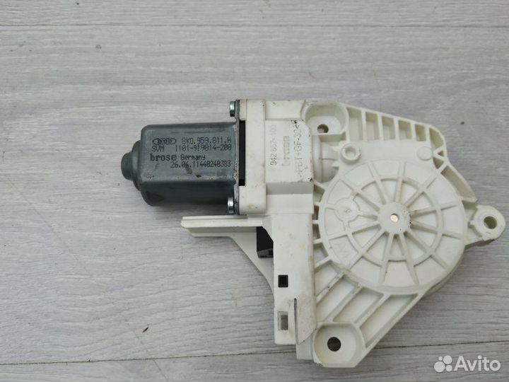 Моторчик задний правый 8K0959811A VW Touareg 2010