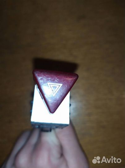 Кнопка аварийной сигнализации VW Passat B6