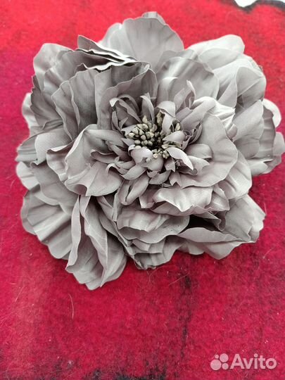 Брошь цветок из шелка