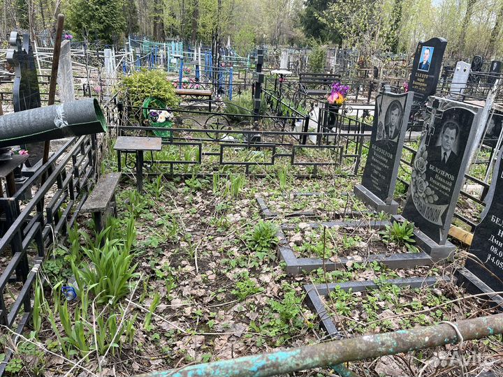 Уборка могил на кладбище