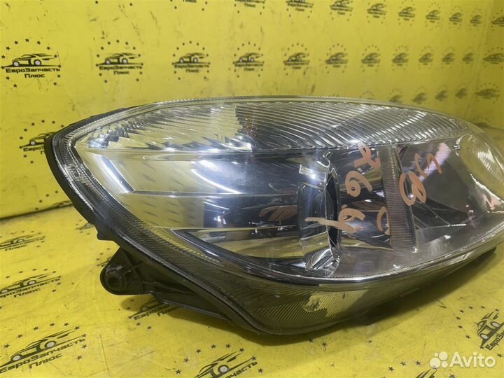 Фара передняя правая Skoda Fabia