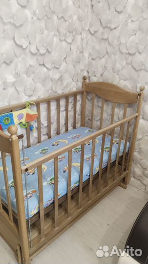 Кроватка с маятником, ящиком для белья и матрасом