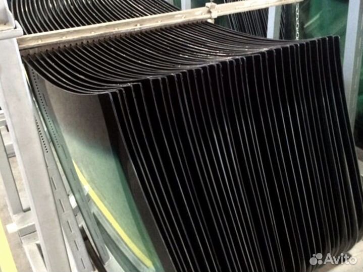 Стекло заднее правое боковое Caterpillar