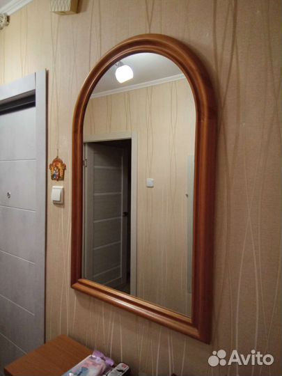 Зеркало настенное в деревянной рамке