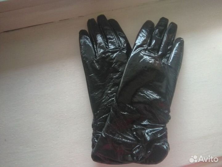 Перчатки лакированные