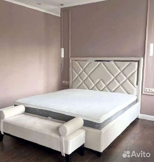 Двуспальная кровать с мягким изголовьем