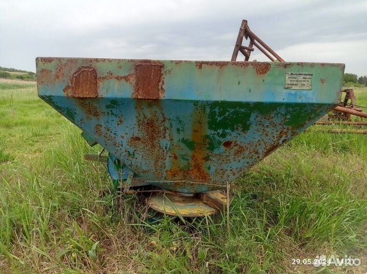 Разбрасыватель удобрений Хмельниксельмаш МВД-900, 2000