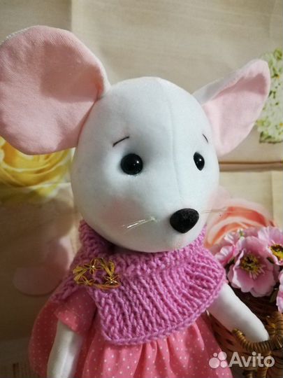 Мышка в розовом платье