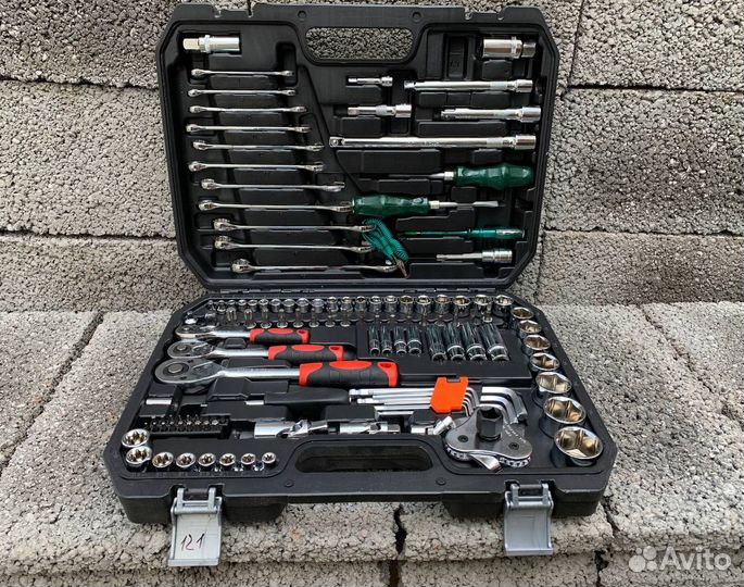 Набор инструментов для авто в чемодане