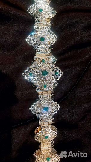 Ремень с зелёными камнями