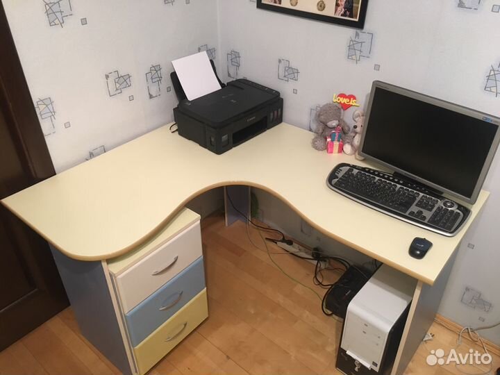 Мебель в комнату (стенка, шкаф, стол, тумба, комод