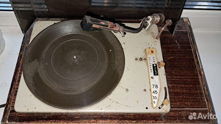 Проигрыватель винила СССР