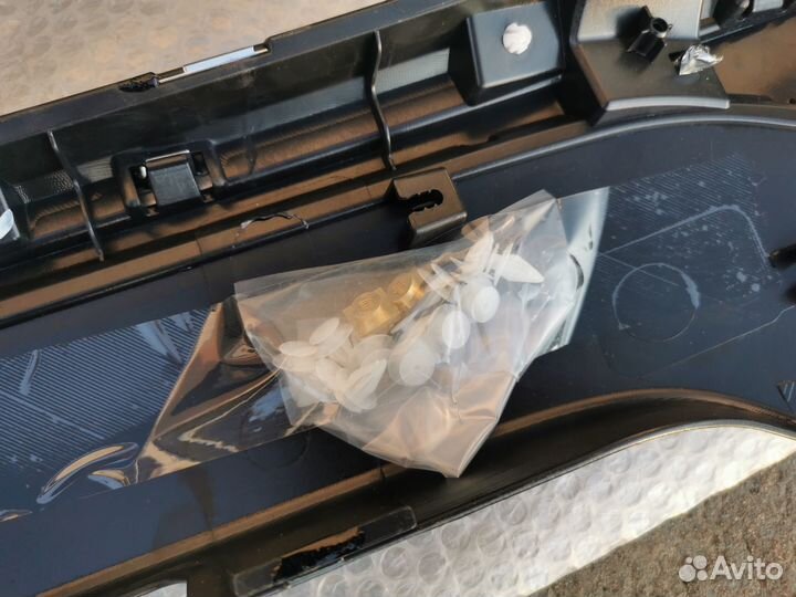 Накладка крышки багажника Outlander