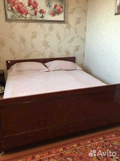 Кровать, шкаф, зеркало