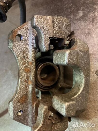 Задний левый суппорт Toyota Camry 30