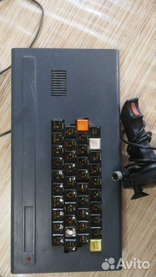 Ретро компьютер с джойстиком