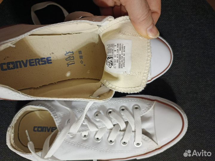 Кеды (подойдут и женщинам, и мужчинам)