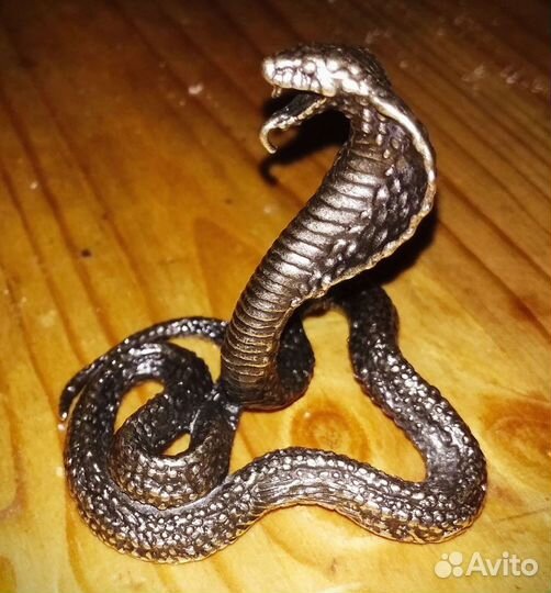 Фигурка кобры, бронза