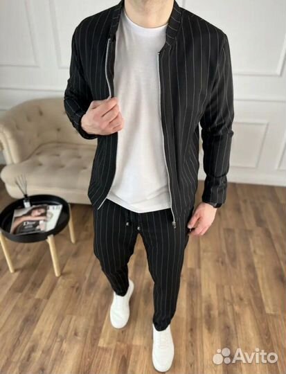 Мужской костюм в полоску