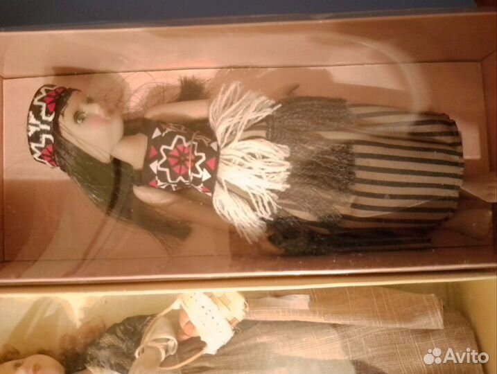 Фарфоровые куклы в костюмах народов мира