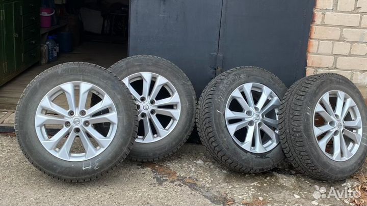 Колеса в сборе r17 зимние Nissan Bridgestone