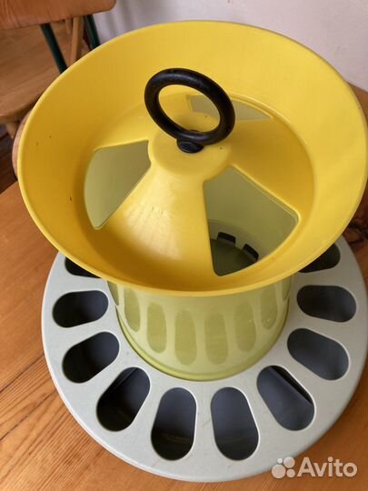 Бункерная кормушка для птиц