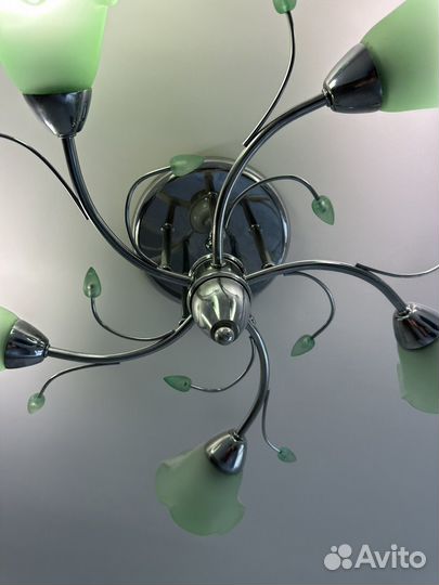Люстра потолочная с зелеными лепестками
