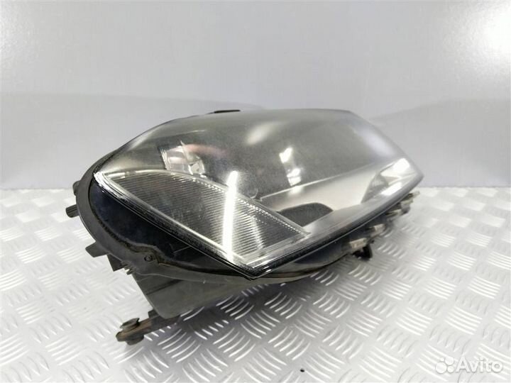 Фара правая Volkswagen Passat B7 3AC941006
