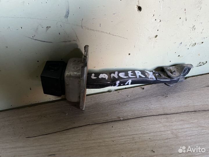 Ограничитель двери mitsubishi lancer Х