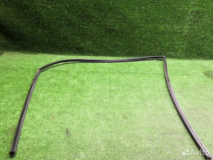 Уплотнитель стекла двери передний правый Toyota