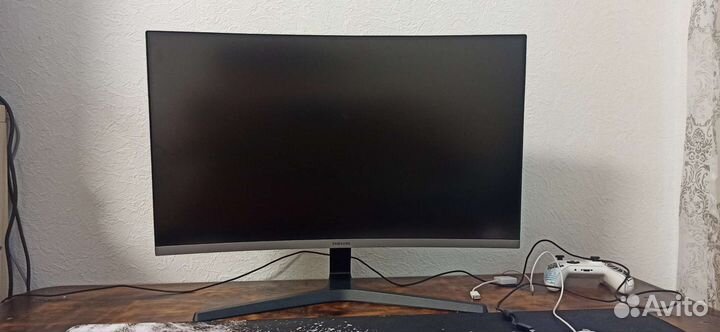 Изогнутый LED монитор 27