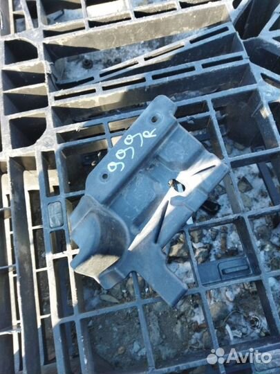 Диффузор радиатора передний правый Lexus Gs430