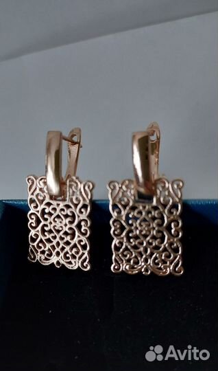 Золотые серьги с ажурными подвесками позолота