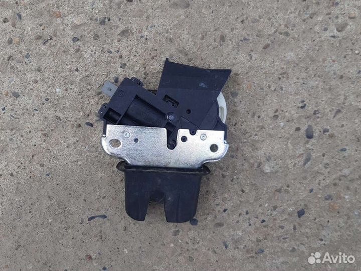 Замок крышки багажника Volkswagen Jetta V