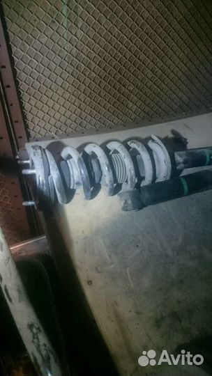 Мицубиси паджеро 4 Стойка амортизатора передняя