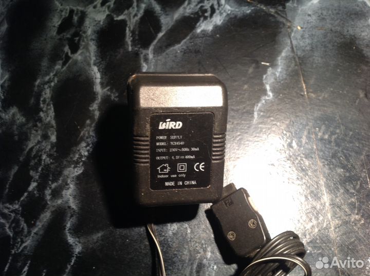 Куча зарядок для сотовых телефонов