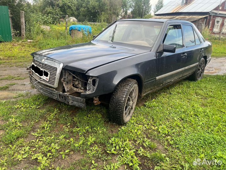 Заднее левое крыло Mersedes W124