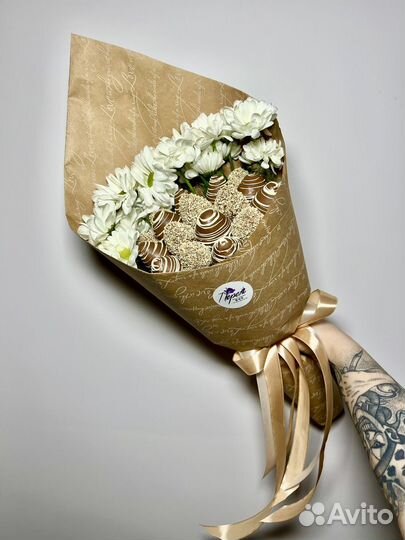 Клубника в шоколаде с цветами