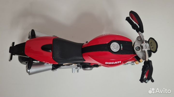 Модель мотоцикла Maisto Ducati Monster 696