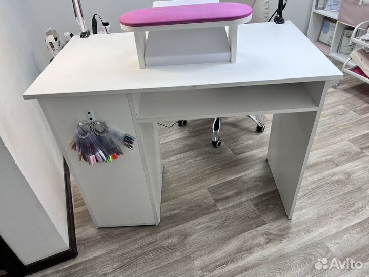 Маникюрный стол, вытяжка, тумба