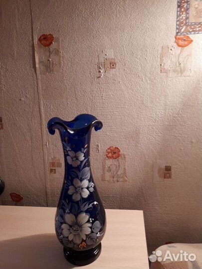 Изящная ваза синего стекла