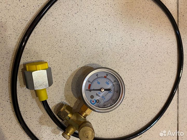 Устройство для заправки гидромолота