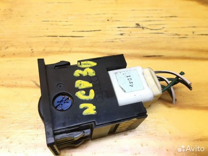 Кнопка в салон Toyota Bb NCP30 2nzfe 2004