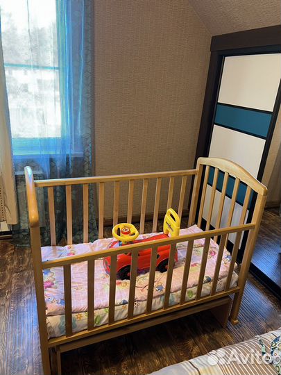 Детская кроватка с маятником